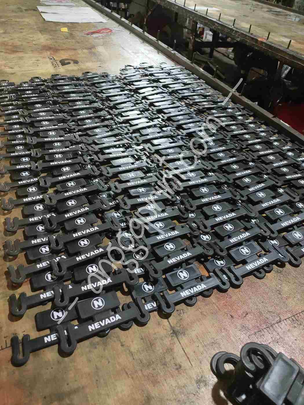 Custom Sandal Hangtag Printing Service for Branded Retail Display Tags (3)