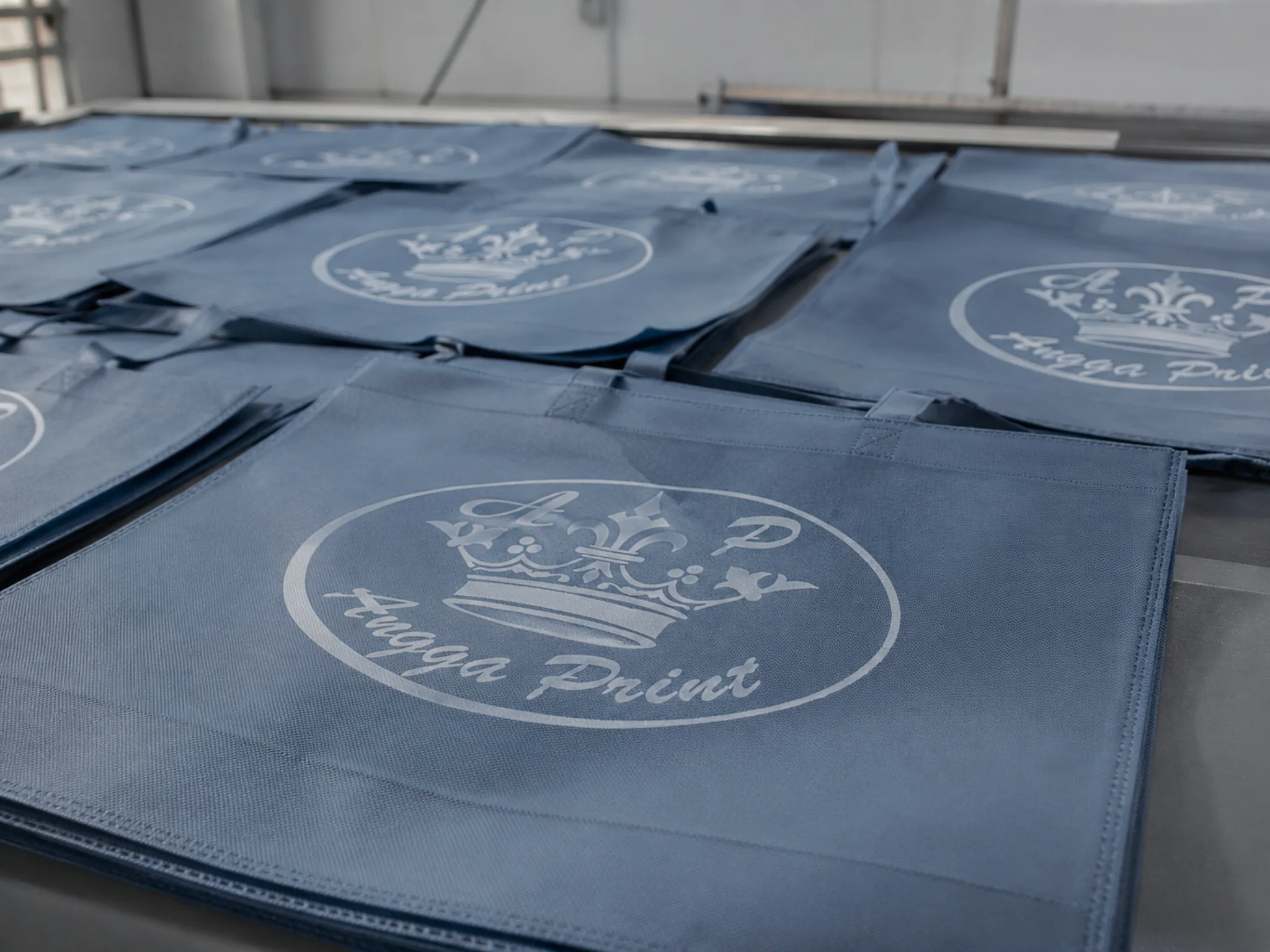 Sablon Sponbond Custom, Tas Promosi Ramah Lingkungan, Cetak Presisi